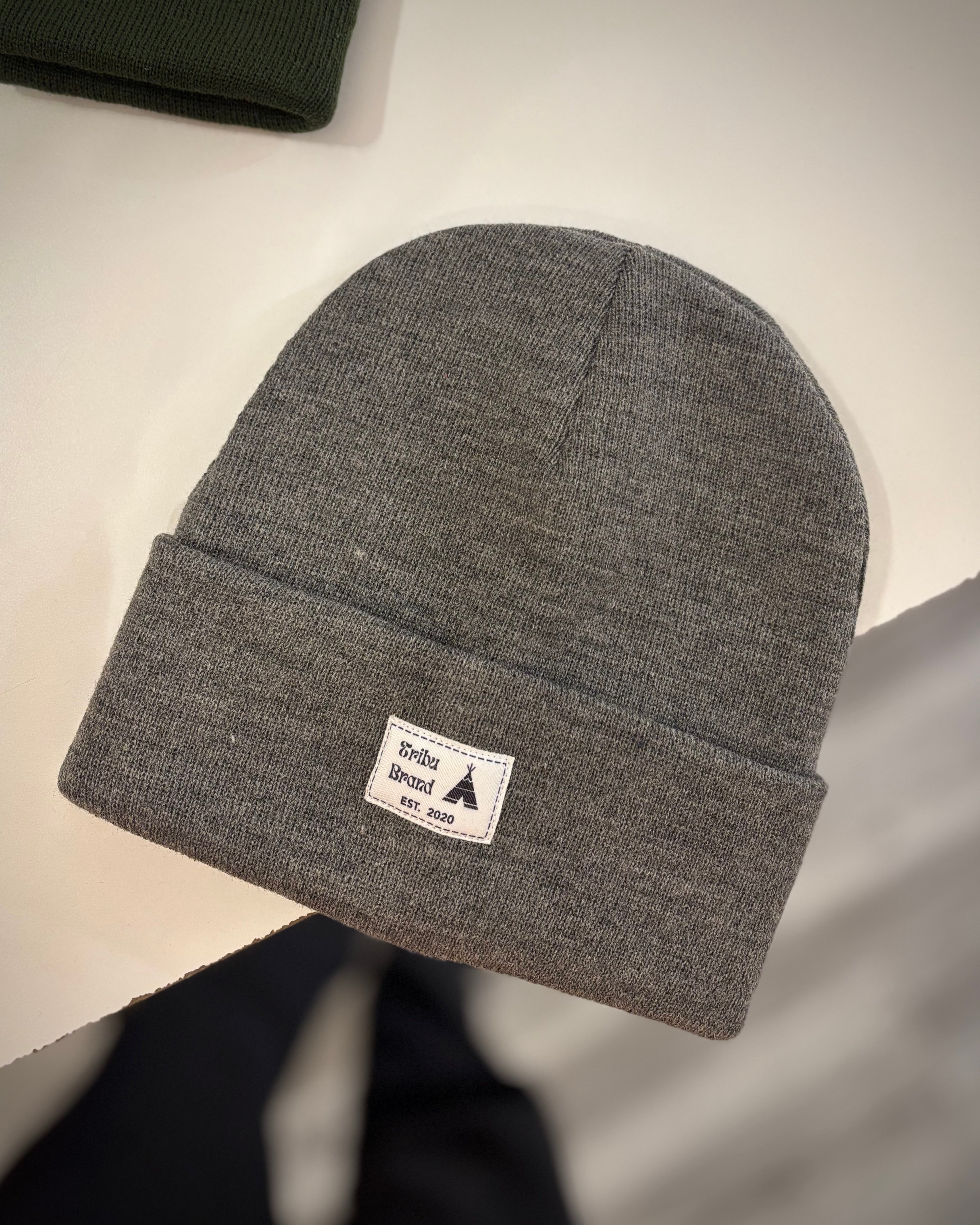 Gorra de invierno gris