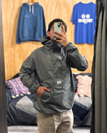 Rompeviento gris impermeable y térmico